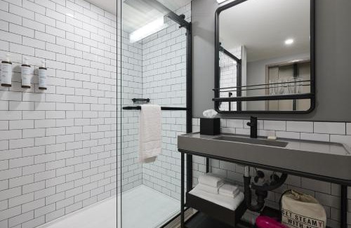 Downtown Charleston Hotel | Moxy Charleston Downtown