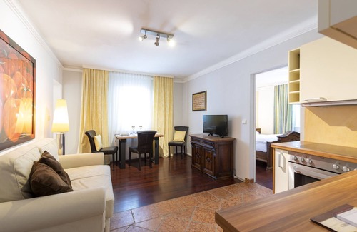 Taxham House | MOZART APARTMENT PAPAGENA