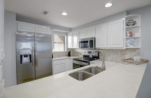 Port Aransas Condo | MP304 | 2BD Beachfront Paradise | Resort Pools