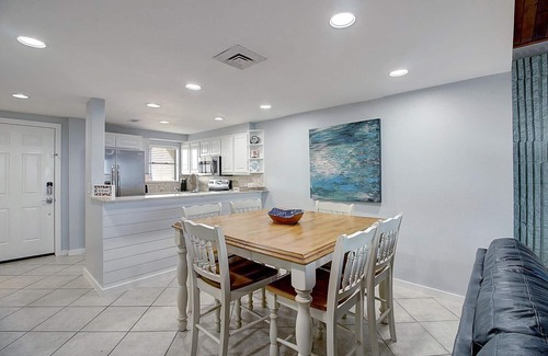 Port Aransas Condo | MP304 | 2BD Beachfront Paradise | Resort Pools