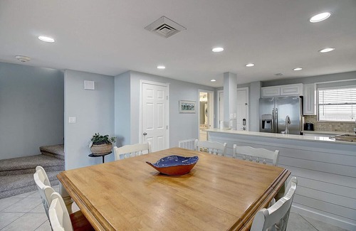 Port Aransas Condo | MP304 | 2BD Beachfront Paradise | Resort Pools