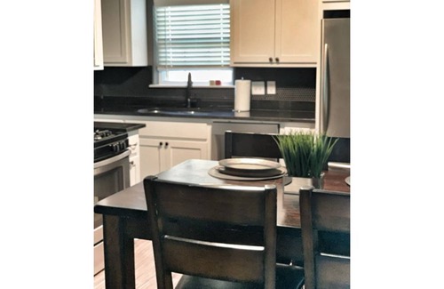Cleveland UCD House | Mr Big! Luxurious, 2 Story long term stays welcome