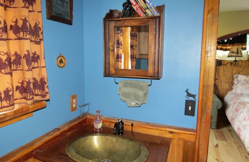 Accord Cabin | Mr Ed's Cabin on 27 acre Horse Farm Hot Tub & Stream