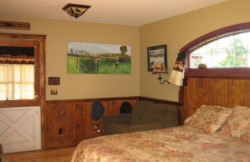 Accord Cabin | Mr Ed's Cabin on 27 acre Horse Farm Hot Tub & Stream