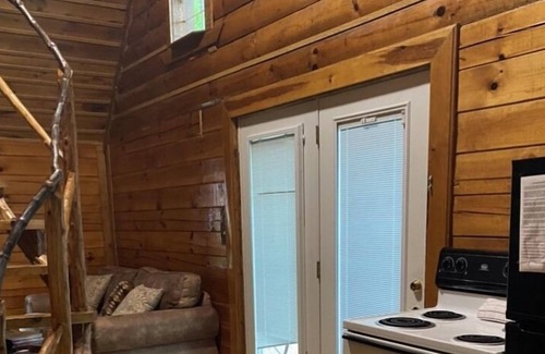 Slade Cabin | Mt Hideaway is in the heart of Red River Gorge & Natural Bridge.