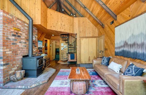 Rhododendron Cabin | Mt. Hood Retro Modern Cabin- Seasonal Stream, Deck, Fire Pit, & HotTub-Dogs 👍