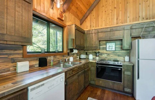 Rhododendron Cabin | Mt. Hood Retro Modern Cabin- Seasonal Stream, Deck, Fire Pit, & HotTub-Dogs 👍