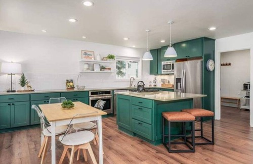 Welches House | Mt. Hood - Sleeps 10+Game Rm+ Sauna+Fireplace + Community Heated Pool & Hot Tub