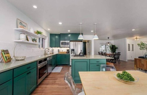 Welches House | Mt. Hood - Sleeps 10+Game Rm+ Sauna+Fireplace + Community Heated Pool & Hot Tub