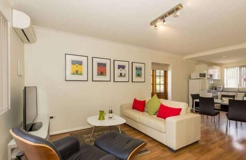 Inglewood Apartment | Mt Lawley Superb 2 BR Minutes to CBD 1,great restaurants coffee shops clubs