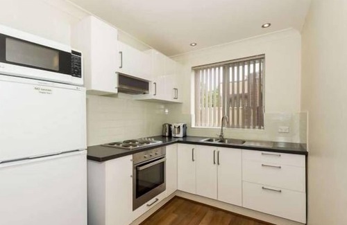 Inglewood Apartment | Mt Lawley Superb 2 BR Minutes to CBD 1,great restaurants coffee shops clubs