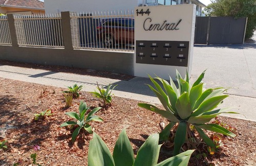 Inglewood Apartment | Mt.Lawley Superb 2 BR location Comfort, style 3