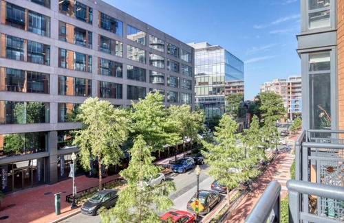 Mount Vernon Triangle Apartment | Mt Vernon 1BR w Pool WD Gym nr Chinatown WDC-541
