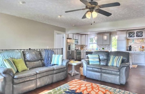 Marmaros House | Mtn and Lake Views/Serene porches for family time!