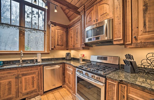 Franklin Cabin | Mtn-View Cabin: Deck, Grill & Fire Pit in Franklin