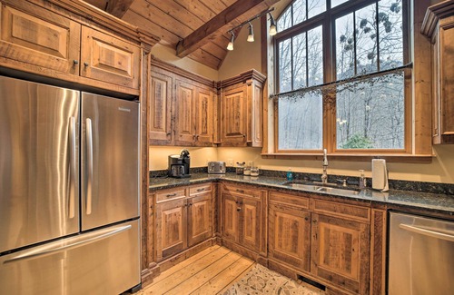 Franklin Cabin | Mtn-View Cabin: Deck, Grill & Fire Pit in Franklin