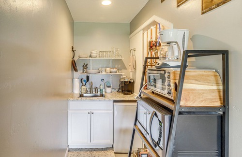 Eureka Apartment | Mtn-View Eureka Apartment: Walk to Eateries!