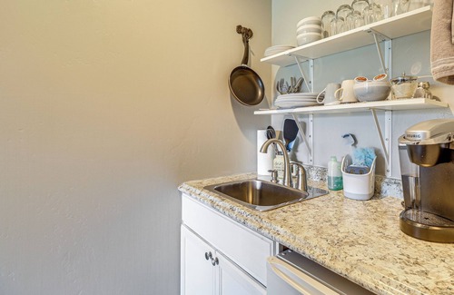 Eureka Apartment | Mtn-View Eureka Apartment: Walk to Eateries!