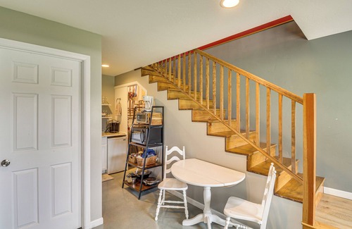 Eureka Apartment | Mtn-View Eureka Apartment: Walk to Eateries!