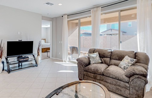 Tucson House | Mtn-view home with outdoor pool, enclosed patio, washer/dryer, streaming