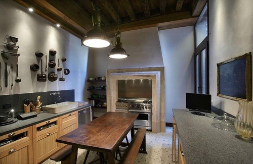 Castello Apartment | Muazzo Palace:Balcony Canal sleeps 8 gym sauna .small deposit. Luggage storage