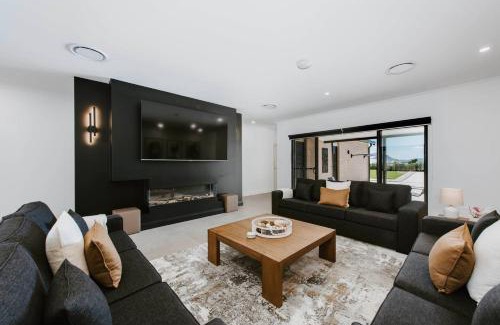 Central Mudgee House | Mudgee House - Grand Serenity for Gather & Play