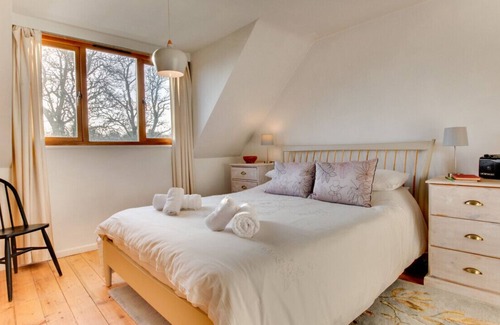 Totnes House | Mulberry Cottage - Four Bedroom House, Sleeps 8