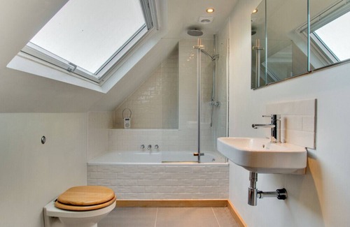 Totnes House | Mulberry Cottage - Four Bedroom House, Sleeps 8