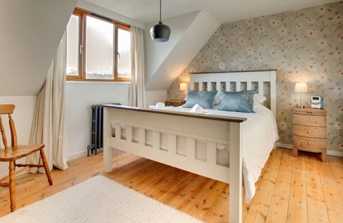 Totnes House | Mulberry Cottage - Four Bedroom House, Sleeps 8