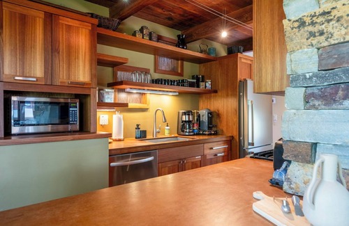 Sisters Apartment | Multi Level Retreat w/3 bedrooms