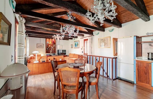 Longa House | Murano Glass Residence