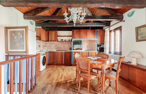 Longa House | Murano Glass Residence