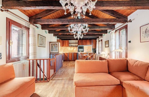 Longa House | Murano Glass Residence