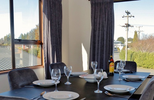 Te Anau Cottage | MURCHISON MOUNT VIEW - TE ANAU HOLIDAY HOME, with a garden in Te Anau