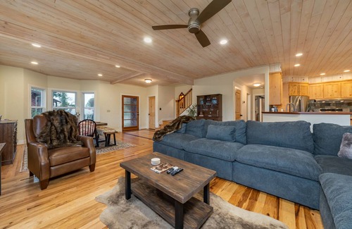 Forest Meadows Cabin | Murph Lodge- 4BR w/AC, Hot Tub, Billiards, Ping Pong and More!