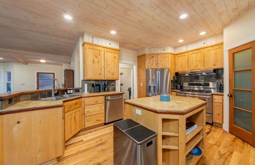 Forest Meadows Cabin | Murph Lodge- 4BR w/AC, Hot Tub, Billiards, Ping Pong and More!
