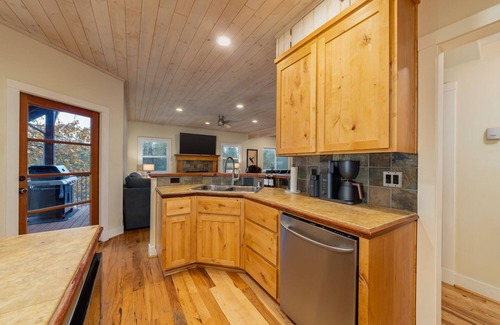 Forest Meadows Cabin | Murph Lodge- 4BR w/AC, Hot Tub, Billiards, Ping Pong and More!