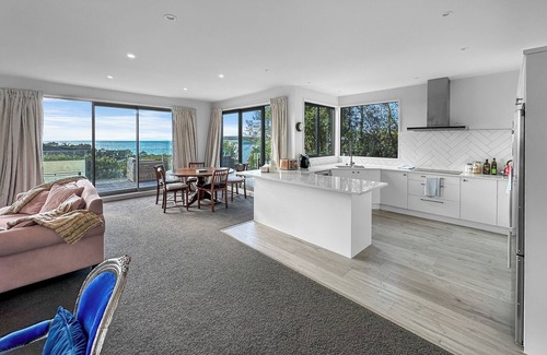 Murrays Bay Villa | Murrays Gem l Modern 4bed Stunner l Sea View & Spa!