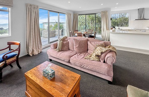 Murrays Bay Villa | Murrays Gem l Modern 4bed Stunner l Sea View & Spa!