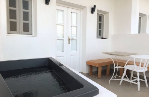 Oia Apartment | Muses Cycladic Suites - Compact Two-Bedroom Apartment with Outdoor Hot Tub