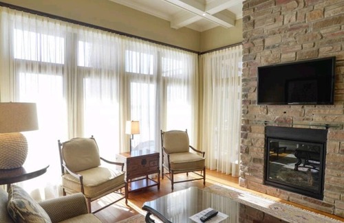 Windermere Cottage | MUSKOKA-L ROSSEAU.Water front cottage with use of Windermere Resort amentities