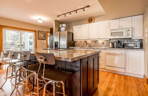 Gravenhurst Cottage | Muskoka Lakeshore Cottage Bliss, Sleeps 10 in winter, 16 in spring, summer, fall