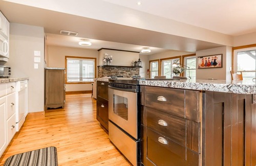 Gravenhurst Cottage | Muskoka Lakeshore Cottage Bliss, Sleeps 10 in winter, 16 in spring, summer, fall