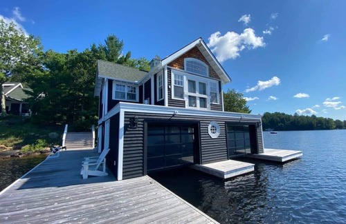 Crystal Beach House | Muskoka Point of View!
