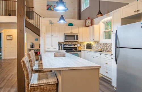 Muskoka Lakes Cottage | Muskoka Serenity- 4 bedrooms, 2 bathrooms Cottage