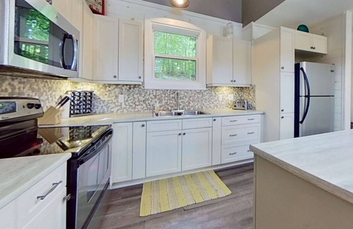 Muskoka Lakes Cottage | Muskoka Serenity- 4 bedrooms, 2 bathrooms Cottage