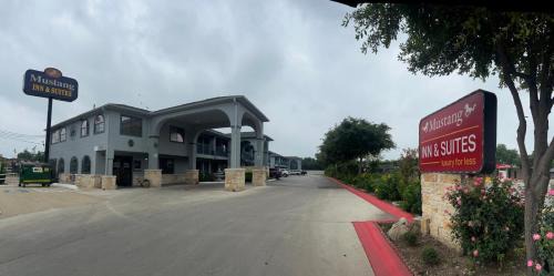 Southside Hotel | Mustang Inn and Suites