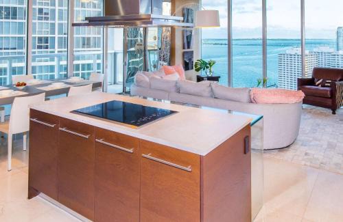 Downtown Miami Apartment | MVR - Oceanfront Corner Balcony Luxe SPA