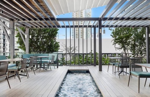 Flagami Apartment | MVR Ultra-High Floor Retreat with Balcony