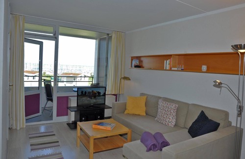 Wendtorfer Strand Apartment | MW Yachtenkieker - with a sensational view of the yachts in the harbor!